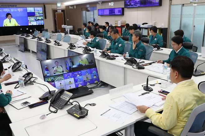 오영훈 제주지사가 지난 5일 대통령 주재 안전치안 점검 화상회의에서 다른 공무원들과 달리 홀로 노란색 민방위복을 입은 모습