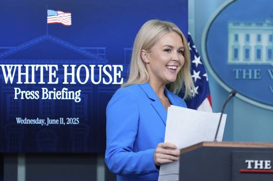 캐롤라인 레빗 미국 백악관 대변인이 11일(현지시간) 워싱턴 DC 백악관에서 언론 브리핑을 하기 위해 연단 앞에 서고 있다. AP=연합뉴스