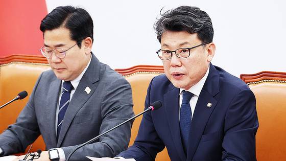 진성준 더불어민주당 정책위의장이 지난 10일 서울 여의도 국회에서 열린 당 원내대책회의에서 발언하고 있다. 왼쪽은 박찬대 당대표 직무대행 겸 원내대표. 연합뉴스