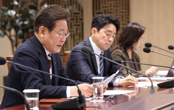 이재명 대통령이 4일 서울 용산구 대통령실에서 열린 1호 행정명령 비상경제점검TF 회의에 참석해 모두발언을 하고 있다. 대통령실사진기자단
