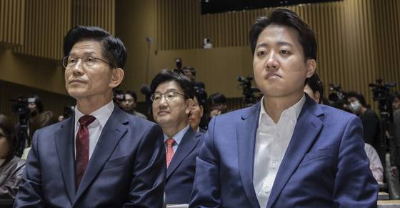 김문수 국민의힘 대선후보(왼쪽)와 이준석 개혁신당 대선후보가 지난달 19일 서울 중구 서울시청에서 열린 '약자와 동행하는 서울 토론회'에 참석해 나란히 앉아 있다. 연합뉴스