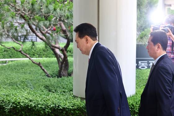 윤석열 전 대통령이 지난 9일 서울 서초구 서울중앙지방법원에서 열린 내란 우두머리 혐의 사건 6차 공판에 출석하고 있다. 사진공동취재단