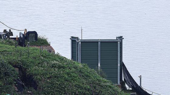 경기 파주시 접경지역 우리측 초소에 대북확성기로 추정되는 구조물이 설치돼 있다. 뉴스1