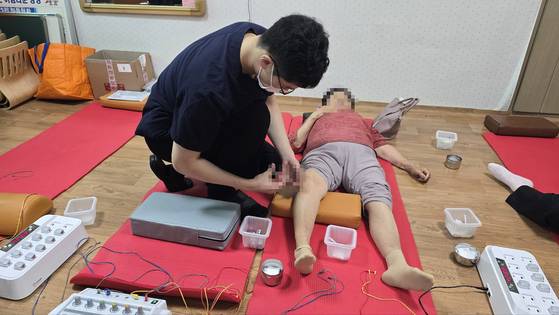 지난 11일 충남 청양군 남양면 흥산1리 경로당에 마련된 '찾아가는 의료원'을 찾은 마을 주민이 청양의료원 한방과 김진욱 선생에게 치료를 받고 있다. 신진호 기자