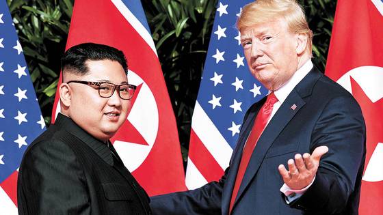 지난 2018년 6월 싱가포르에서 도널드 트럼프 미국 대통령(오른쪽)이 김정은 북한 국무위원장과 정상회담에 앞서 인사를 나누고 있다. AFP=연합뉴스