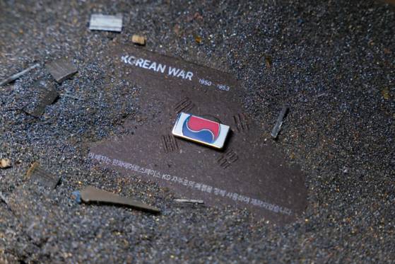 '121723 끝까지 찾아야 할 태극기' 캠페인의 일환으로 제작된 태극기 배지. 사진 한화 이글스