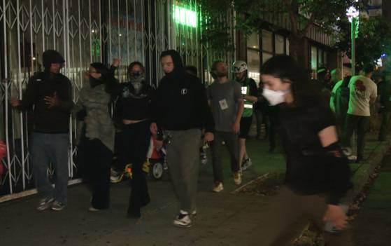 11일(현지시간) 오후 9시께 미국 로스앤젤레스(LA) 코리아타운에 트럼프 정부의 강경한 이민 정책에 반대하는 시위대가 기습 시위를 벌였다. 지난 6일 LA에서 대규모 시위가 시작된 이후 코리아타운에 시위대가 진입한 건 이번이 처음이다. 로스앤젤레스=강태화 특파원