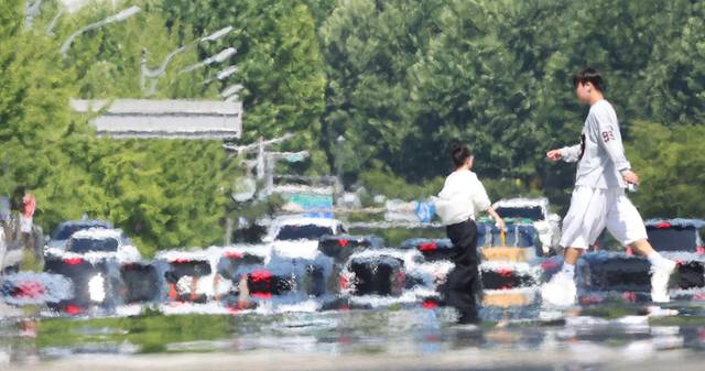 ▲ 초여름 더위가 이어진 11일 대구 달서구 호산동 달구벌대로에서 시민들이 햇볕에 달구어진 도로를 건너고 있다.연합뉴스