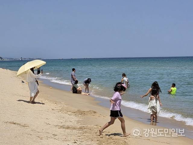 ▲ 12일 무더위를 피하기 위해 경포해변을 찾은 가족 단위 관광객들이 바닷가에서 더위를 식히고 있다. 황선우 기자
