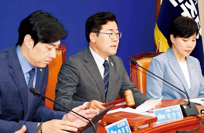 < 與최고위 >    박찬대 더불어민주당 대표 직무대행이 11일 국회에서 당 최고위원회의를 주재하며 의사봉을 두드리고 있다. 왼쪽부터 한준호 최고위원, 박 대행, 전현희 최고위원.  /연합뉴스