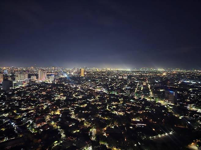 (위)38층 최고층에 자리한 스카이 바 / 케손시티 도심 풍경 (사진=정상미)