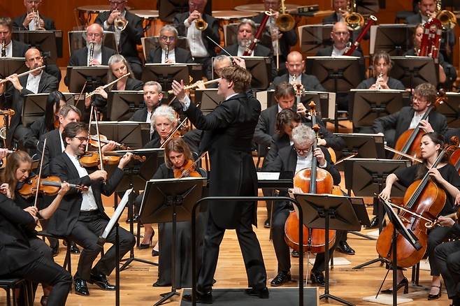 지휘자 클라우스 메켈레와 파리 오케스트라, 사진=빈체로
