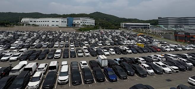 롯데오토옥션 주차장에 가득한 중고차.   /사진=신정은 기자