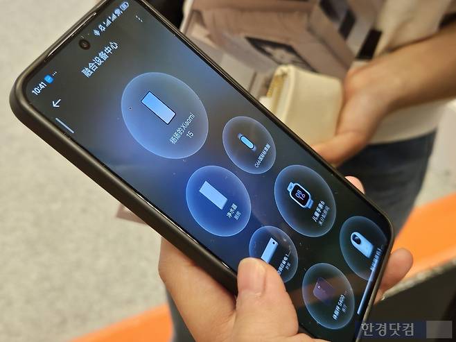 11일 서울 강남구 코엑스에서 샤오미 본사 관계자가 샤오미의 스마트 생태계의 핵심인 '미홈' 애플리케이션을 소개하고 있다. 사진=박수빈 기자