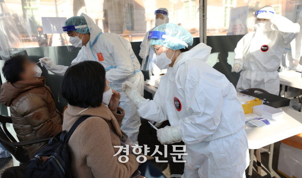 정부가 최근 코로나19 유행 및 대응 상황을 담은 백서를 발간했다. 사진은 2022년 3월 서울 중구 서울역광장 임시선별검사소에서 시민들이 코로나19 검사를 받고 있는 모습. 한수빈 기자