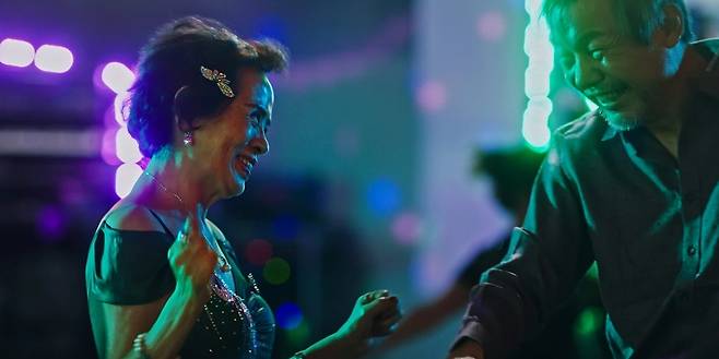 허가영 감독의 <첫여름> 스틸컷, 배우 허진(76)이 노년 여성 ‘영순’ 역을 맡아 주연한 영화 <첫여름>은 손녀의 결혼식이 아닌, 남자 친구 학수의 49재에 가고 싶은 영순의 이야기를 그린 30분짜리 단편영화다. 올해 칸영화제 시네파운데이션 부문에 유일하게 초청된 한국 작품이다. 칸국제영화제 제공