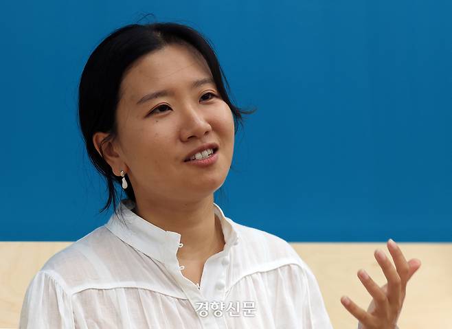 단편영화 <첫여름>으로 제78회 칸국제영화제 학생영화(라시네프) 부문 1등상을 수상한 허가영 감독이 11일 서울 경향신문사에서 인터뷰를 하고 있다. 서성일 선임기자