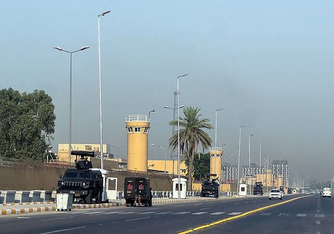 12일(현지시간) 이라크 바그다드에 있는 미국 대사관 밖에 이라크 보안군 소속 장갑차가 주둔하고 있다. 로이터연합뉴스