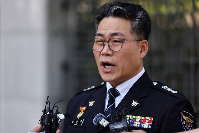 백해룡 전 영등포경찰서 형사과장(경정)이 12일 서울 서초구 대검찰청 앞에서 인천세관 마약 밀수 연루 의혹 관련 합동수사팀 출범에 대해 입장을 밝히고 있다. 연합뉴스