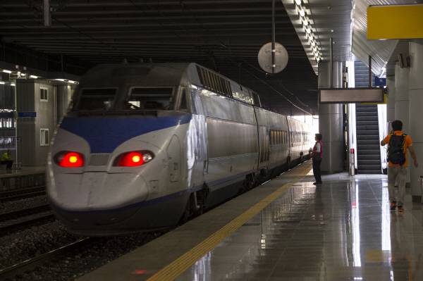 부산역 내부 KTX 승강장. 국제신문DB