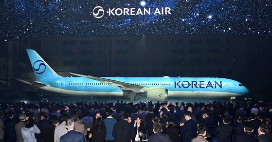 Korean Air unveiled its new logo on March 11. [NEWS1]