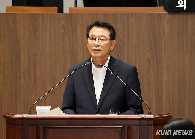 충남도의회 이해선 의원이 지난 11일 열린 제359회 제2차 본회의 도정질문에서 충남도 항만 정책의 문제점을 지적하고 활성화 방안 마련을 요구하고 있다.