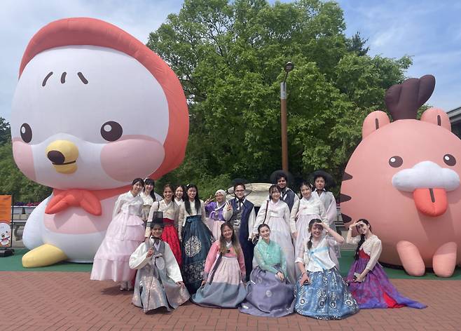 한복을 입은 외국인관광객들이 천안K-컬처박람회 시 마스코트 앞에서 기념촬영을 했다.&nbsp; 천안시