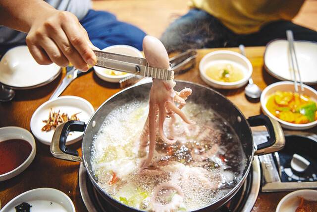 태안의 별미 박속밀국낙지탕.