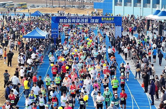 지난 3월9일 열린 정읍동학마라톤대회에서 참가자들이 힘차게 출발선을 나서고 있다. 정읍시 제공.