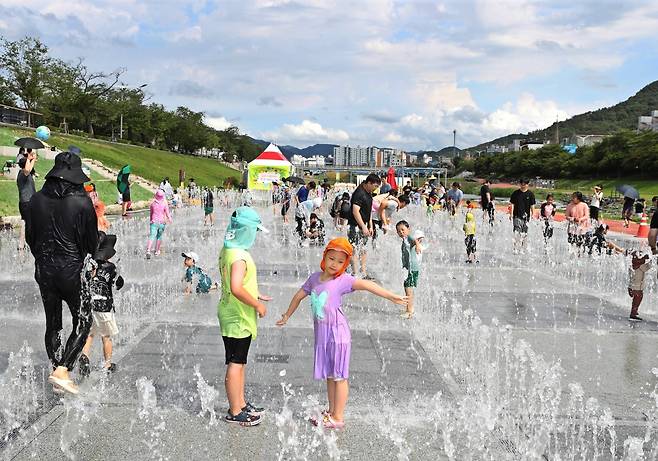 정읍천 미로분수에서 어린이 등 시민들이 즐거운 물놀이를 하고 있다. 정읍시 제공.