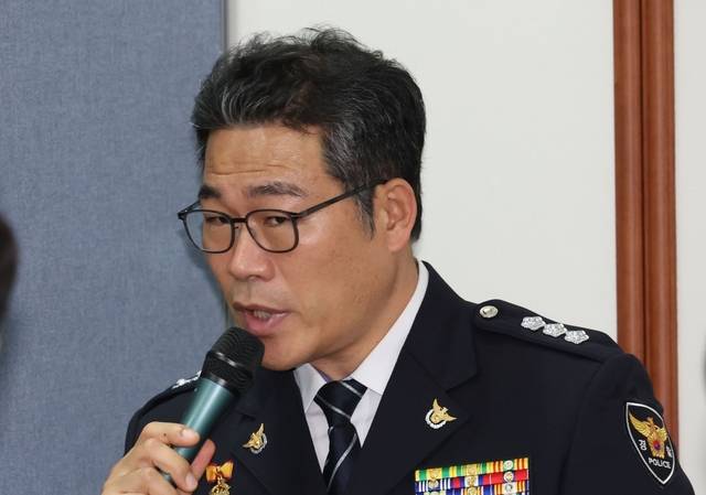 인천세관 마약 사건의 수사 외압 의혹을 제기한 백해룡 경정이 2024년 10월 15일 서울 종로구 서울경찰청에서 열린 행정안전위원회 서울경찰청 국정감사에서 의원질의에 답하고 있는 모습. 뉴시스