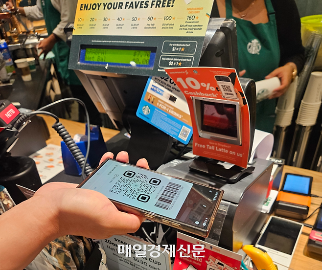 11일 싱가포르 한 카페에서 기자가 그랩을 이용한 결제를 하고 있다. QR코드를 띄우고 단말기에 가져다 대면 금방 결제가 완료된다. 스테이블코인 결제가 가능하다는 특별한 안내가 있지는 않다. QR코드 결제만 가능하면 가상자산 결제를 할 수 있기 때문이다. [사진 = 싱가포르 최근도 기자]