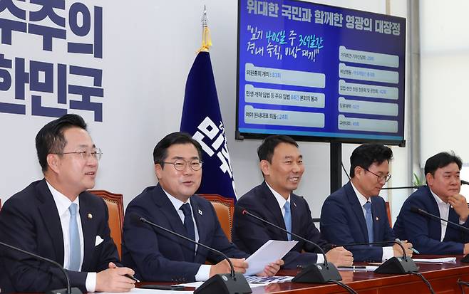 더불어민주당 박찬대 당 대표 직무대행 겸 원내대표(왼쪽 두 번째)가 12일 서울 여의도 국회에서 열린 고별 기자회견에서 퇴임 소회를 밝히고 있다. [사진 출처 = 연합뉴스]