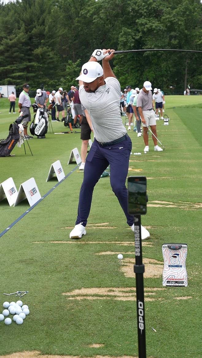 브라이슨 디섐보가 스마트폰 앱 '스포츠박스AI'를 통해 샷과 스윙 데이터를 지속적으로 확인하며 US오픈 2연패를 차지하기 위한 준비를 마쳤다. 스포츠박스AI