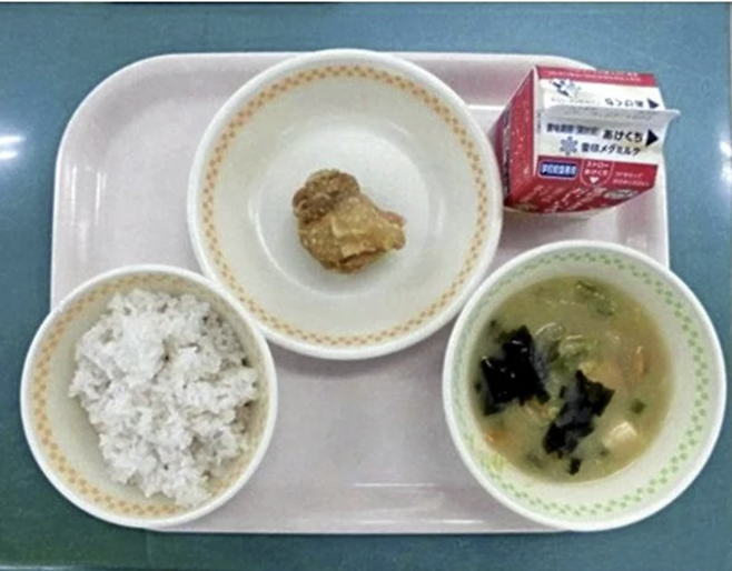 논란이 된 후쿠오카시립 초등학교의 급식. [사진=후쿠오카시 교육위원회]