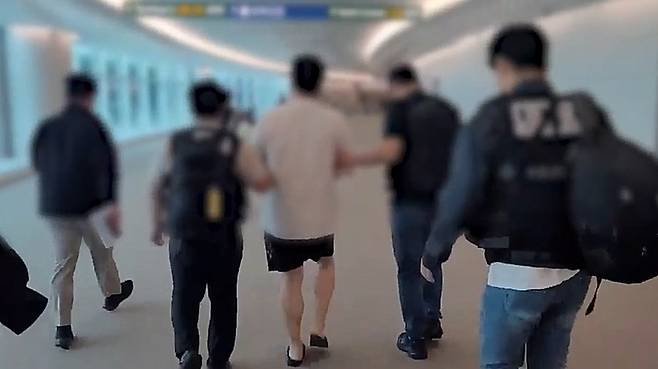 경찰이 A씨를 국내로 송환하는 모습. [연합뉴스]