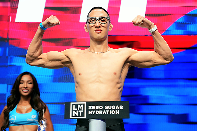 Brave CF 챔피언 결정전 출신 김태균이 2025년 6월 미국 테네시주 내슈빌 뮤니시펄 오디터리움 PFL 월드 토너먼트 페더급 준결승 공개 계체 행사에서 촬영에 응하고 있다. 사진=MMAX Investment Partners, Inc.