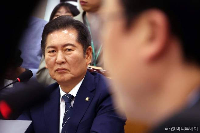 [서울=뉴시스] 조성봉 기자 = 정청래 국회 법사위원장이 14일 오전 서울 여의도 국회에서 열린 법제사법위원회 전체회의에서 곽규택 국민의힘 의원의 발언을 듣고 있다. 2025.05.14. suncho21@newsis.com /사진=조성봉