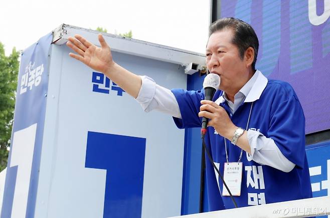 (전주=뉴스1) 유경석 기자 = 정청래 더불어민주당 골목골목 선대위원장이 31일 전북 전주시 풍남문광장에서 유세 차량에 올라 이재명 후보 지지를 호소하고 있다. 2025.5.31/뉴스1  Copyright (C) 뉴스1. All rights reserved. 무단 전재 및 재배포,  AI학습 이용 금지. /사진=(전주=뉴스1) 유경석 기자