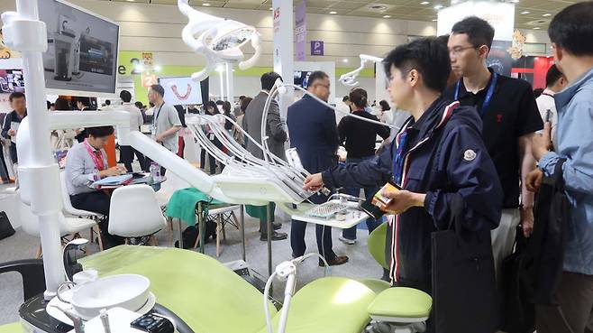 오스템임플란트는 지난달 30일부터 지난 1일까지 서울 강남구 코엑스에서 열린 '서울 국제 치과 기자재 전시회'(SIDEX 2025)에서 참가 기업 중 최다인 98개 부스를 운영했다./사진제공=오스템임플란트