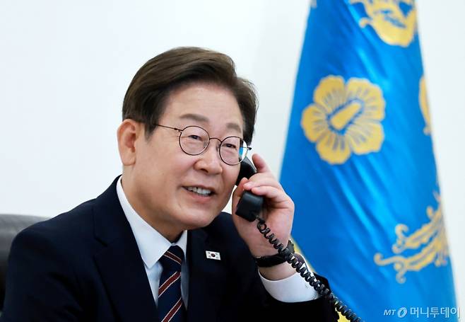 이재명 대통령이 지난 9일 서울 용산구 대통령실 청사 집무실에서 이시바 시게루 일본 총리와 전화 통화를 위해 수화기를 들고 있다./사진=뉴시스