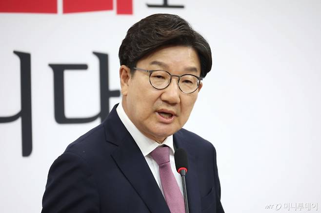 (서울=뉴스1) 이광호 기자 = 권성동 국민의힘 원내대표가 12일 오후 서울 여의도 국회에서 퇴임 기자회견을 하고 있다.  2025.6.12/뉴스1  Copyright (C) 뉴스1. All rights reserved. 무단 전재 및 재배포,  AI학습 이용 금지. /사진=(서울=뉴스1) 이광호 기자