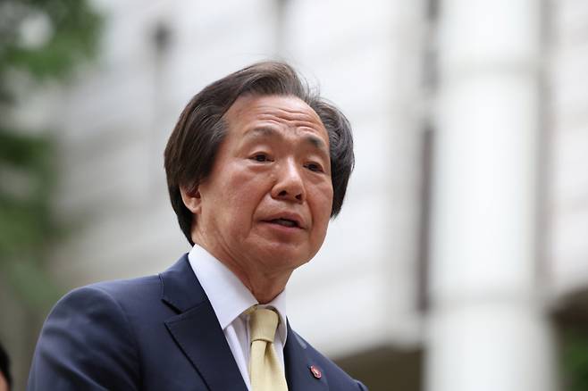 정기석 국민건강보험공단 이사장이 지난달 22일 오후 서울 서초구 서울고등법원에서 열린 담배회사 상대 약 533억원 규모 손해배상청구소송 항소심 최종 변론 출석에 앞서 취재진 질문에 답하고 있다. /사진=뉴시스