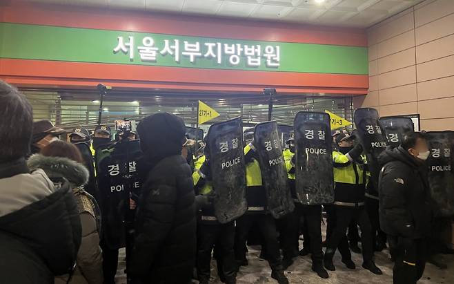 19일 새벽 윤석열 대통령에 대한 구속영장이 발부되자 서울 서부지법에 지지자들이 진입해 난동을 부리자 경찰이 이를 진압하고 있다./사진=뉴스1.