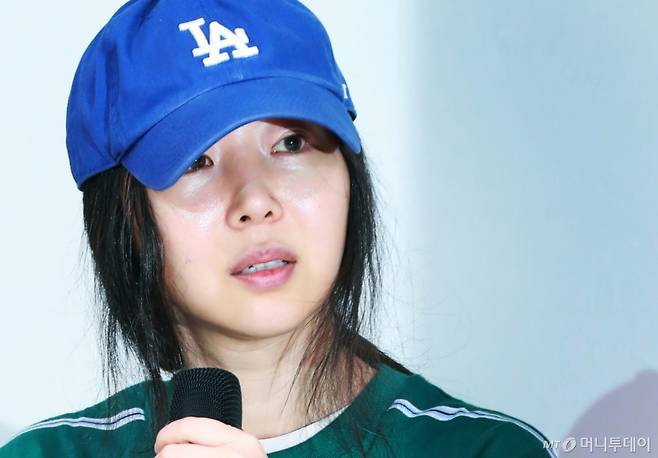 하이브와 대립하고 있는 민희진 어도어 대표가 25일 오후 서울 강남구 한국컨퍼런스센터 대강당에서 진행된 긴급 기자회견에서 질문에 답하고 있다. /2024.04.25 /사진=이동훈