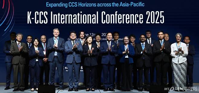 최남호 산업통상자원부 2차관이 12일 서울 여의도 페어몬트 앰버서더호텔에서 열린 'K-CCS 국제 컨퍼런스 2025'에 참석해 참석자들과 기념촬영하고 있다./사진=뉴시스