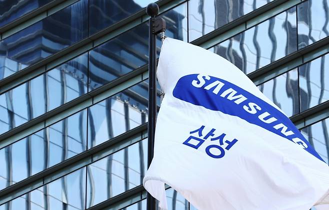 (서울=뉴스1) 장수영 기자 = 30일 서울 서초구 삼성전자 서초사옥에 삼성 깃발이 바람에 펄럭이고 있다.   삼성전자는 이날 올해 1분기 연결 기준 매출액은 79조 1405억 원, 영업이익은 6조6853억 원을 기록했다고 공시했다. 매출액은 전년 동기 대비 10.05% 증가하며 사상 최대 분기 매출을 기록했다. 2025.4.30/뉴스1  Copyright (C) 뉴스1. All rights reserved. 무단 전재 및 재배포,  AI학습 이용 금지. /사진=(서울=뉴스1) 장수영 기자