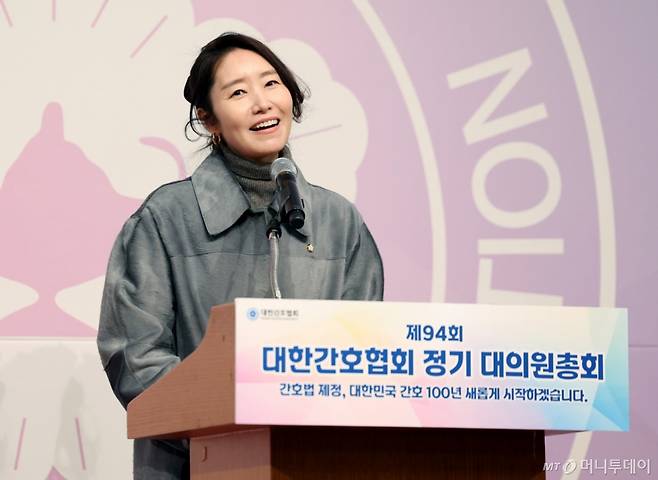 [서울=뉴시스] 김진아 기자 = 국회 보건복지위원회 야당 간사인 더불어민주당 강선우 의원이 26일 서울 중구 롯데호텔에서 열린 대한간호협회 제94회 정기 대의원총회에서 축사를 하고 있다. 2025.02.26. bluesoda@newsis.com /사진=김진아