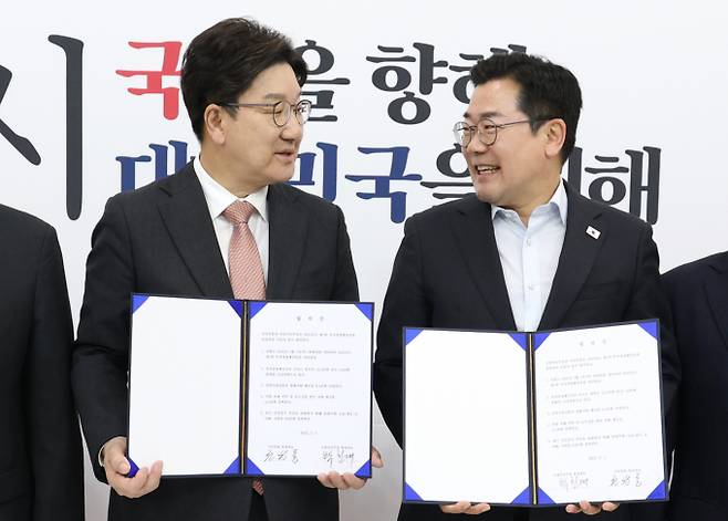 여야 원내지도부가 12일 나란히 퇴임 기자회견을 열고 공식 임기를 마무리한다. 사진은 권성동 국민의힘 원내대표(왼쪽)와 박찬대 더불어민주당 원내대표가 지난 5월1일 오전 서울 여의도 국회에서 추경안 합의문에 서명한 뒤 서로 마주보고 있는 모습. /사진=뉴스1