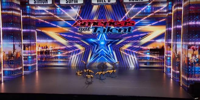 보스톤다이내믹스의 로봇개 스팟이 미국 유명 예능 프로그램 '아메리카 갓 탤런트' 무대에서 춤을 춰 심사위원단의 호평을 받았다. /사진=아메리카 갓 탤런트 유튜브 채널